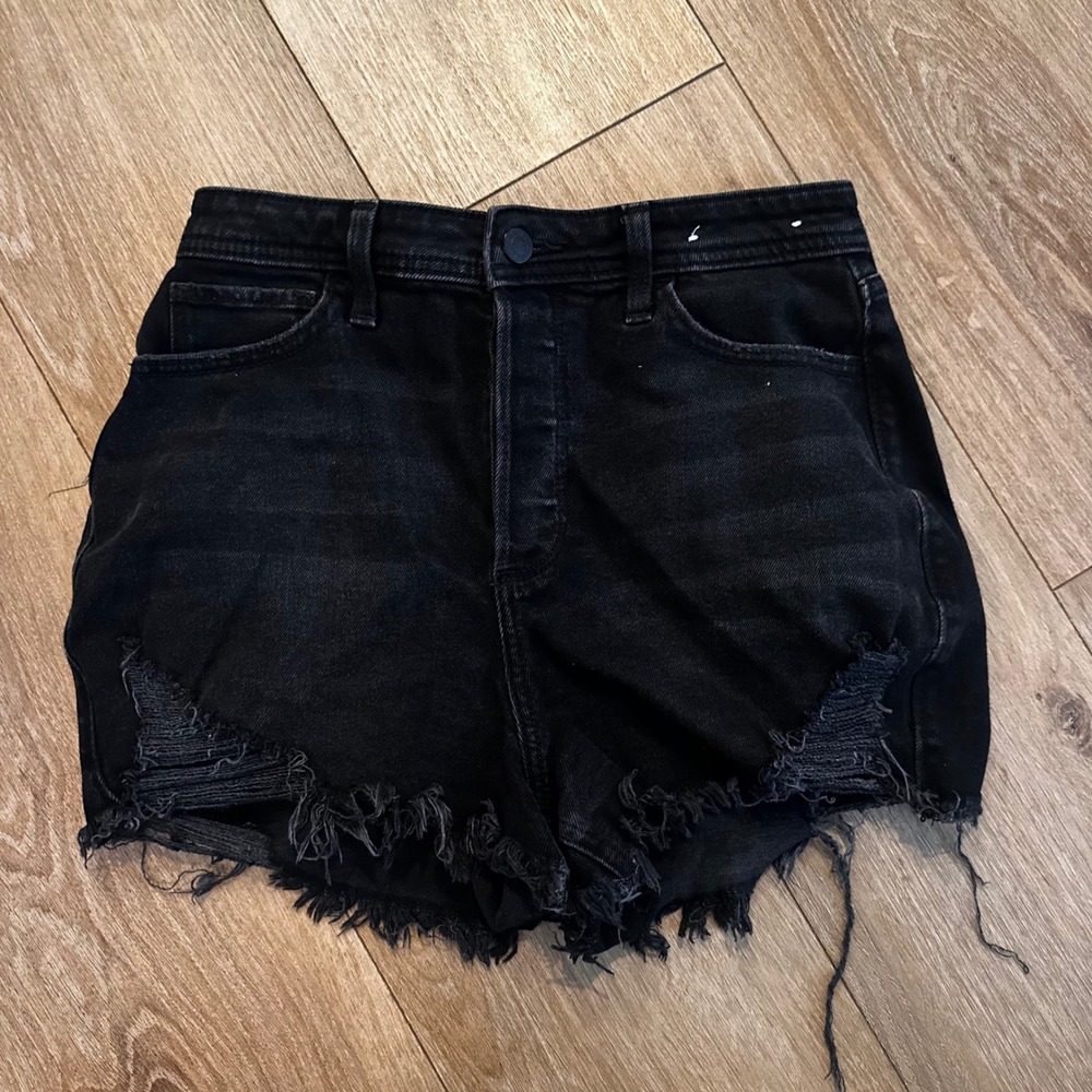 Hollister Curvy Ultra High-Rise Mom Shorts Black Distressed Denim Size 3‎ W26